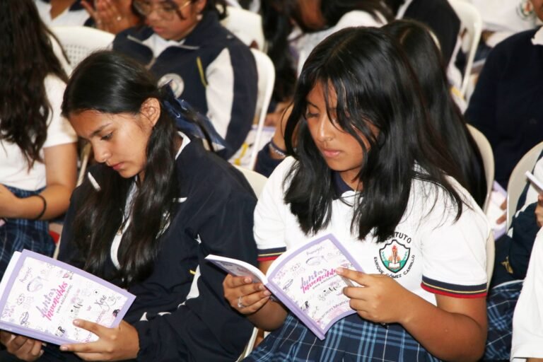 cegc niñas leyendo